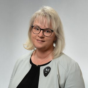 Porträtbild Janet Würfel, Heimleiterin für Stationäre Pflege im Sana Klinikum Wurzen