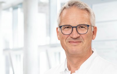 Porträtfoto von Dr. Thomas Demmel, Chefarzt der Wirbelsäulenchirurgie sowie des Wirbelsäulenzentrum der Regio Kliniken