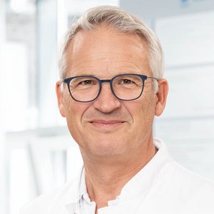 Porträtfoto von Dr. Thomas Demmel, Chefarzt der Wirbelsäulenchirurgie sowie des Wirbelsäulenzentrum der Regio Kliniken