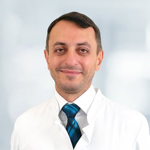 Portraitfoto von Dr. Vedat Altug, Oberarzt der Klinik für Urologie am Sana Klinikum Landkreis Biberach