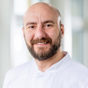 Porträtfoto von Mohammad Daradkah, Chefarzt der Klinik für Unfallchirurgie und Chirurgische Orthopädie am Sana Klinikum Hof.
