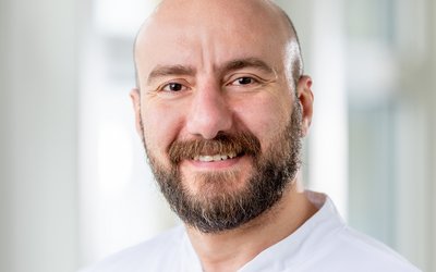 Porträtfoto von Mohammad Daradkah, Chefarzt der Klinik für Unfallchirurgie und Chirurgische Orthopädie am Sana Klinikum Hof.