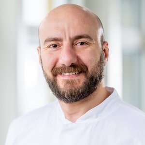 Porträtfoto von Mohammad Daradkah, Chefarzt der Klinik für Unfallchirurgie und Chirurgische Orthopädie am Sana Klinikum Hof.