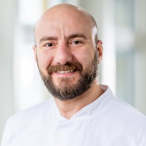 Porträtfoto von Mohammad Daradkah, Chefarzt der Klinik für Unfallchirurgie und Chirurgische Orthopädie am Sana Klinikum Hof.