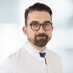 Portraitfoto von Panagiotis Paporis, Leitender Oberarzt der Frauenklinik am Sana Klinikum Landkreis Biberach