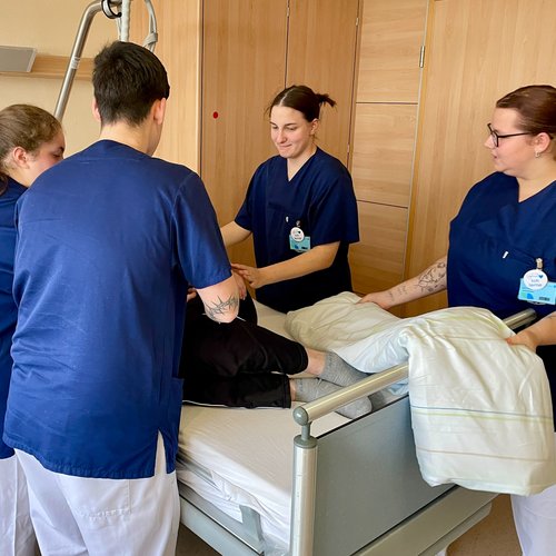 Auszubildende leiten sich gegenseitig bei der Kinaesthetic an.