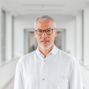 Porträtbild Chefarzt im Bereich Anästhesie und Intensivtherapie am Standort Grimma