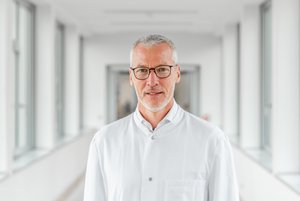 Porträtbild Chefarzt im Bereich Anästhesie und Intensivtherapie am Standort Grimma