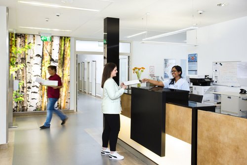 Empfangsbereich auf der Wahlleistungsstation im Sana-Krankenhaus Hürth (Foto: Stephan Hubrich)