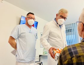 Patient erhält SHC Geschenk