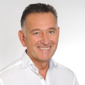 Porträt von Dr. med. Harald-Hans Altmann, Chefarzt für Frauenheilkunde und Geburtshilfe, Gynäkologischer Onkologe, zertifiziert nach AGUB II (Arbeitsgemeinschaft Gynäkologische Urogynäkologie und Beckenbodenrekonstruktion), zertifiziert nach MIC II der AGE (Arbeitsgemeinschaft Gynäkologische Endoskopie) am Sana Klinikum Coburg der Sana Kliniken Oberfranken