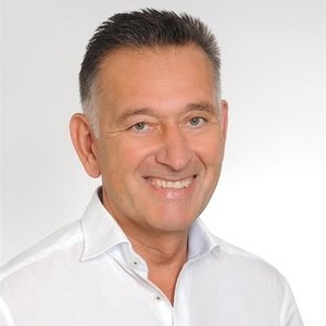 Porträt von Dr. med. Harald-Hans Altmann, Chefarzt für Frauenheilkunde und Geburtshilfe, Gynäkologischer Onkologe, zertifiziert nach AGUB II (Arbeitsgemeinschaft Gynäkologische Urogynäkologie und Beckenbodenrekonstruktion), zertifiziert nach MIC II der AGE (Arbeitsgemeinschaft Gynäkologische Endoskopie) am Sana Klinikum Coburg der Sana Kliniken Oberfranken