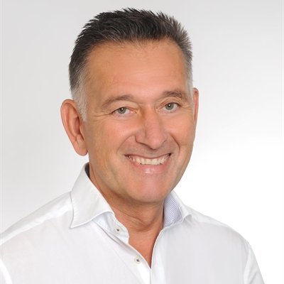 Porträt von Dr. med. Harald-Hans Altmann, Chefarzt für Frauenheilkunde und Geburtshilfe, Gynäkologischer Onkologe, zertifiziert nach AGUB II (Arbeitsgemeinschaft Gynäkologische Urogynäkologie und Beckenbodenrekonstruktion), zertifiziert nach MIC II der AGE (Arbeitsgemeinschaft Gynäkologische Endoskopie) am Sana Klinikum Coburg der Sana Kliniken Oberfranken