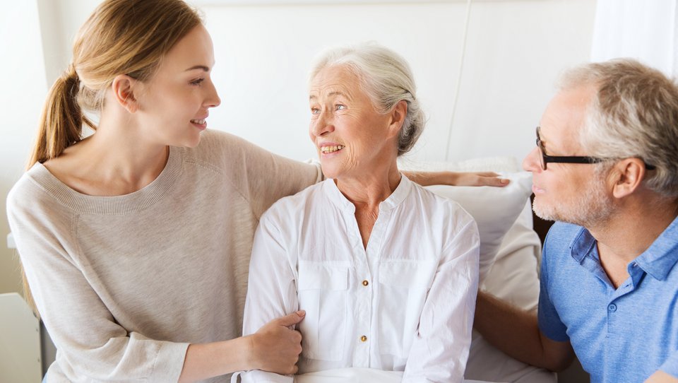 Besucher bei einer Patientin