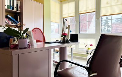 rztzimmer mit Schreibtisch und Stuhl, ideal für Gespräche mit Patienten.