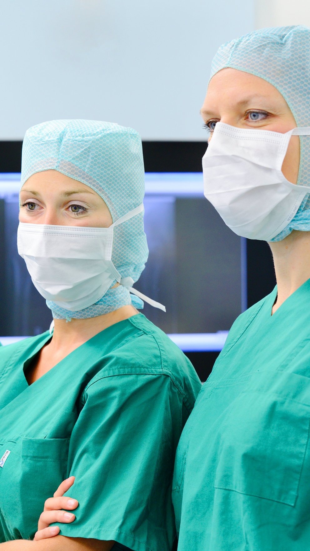 Ärzte und Pfelegepersonal im OP der Sana Kliniken Leipziger Land