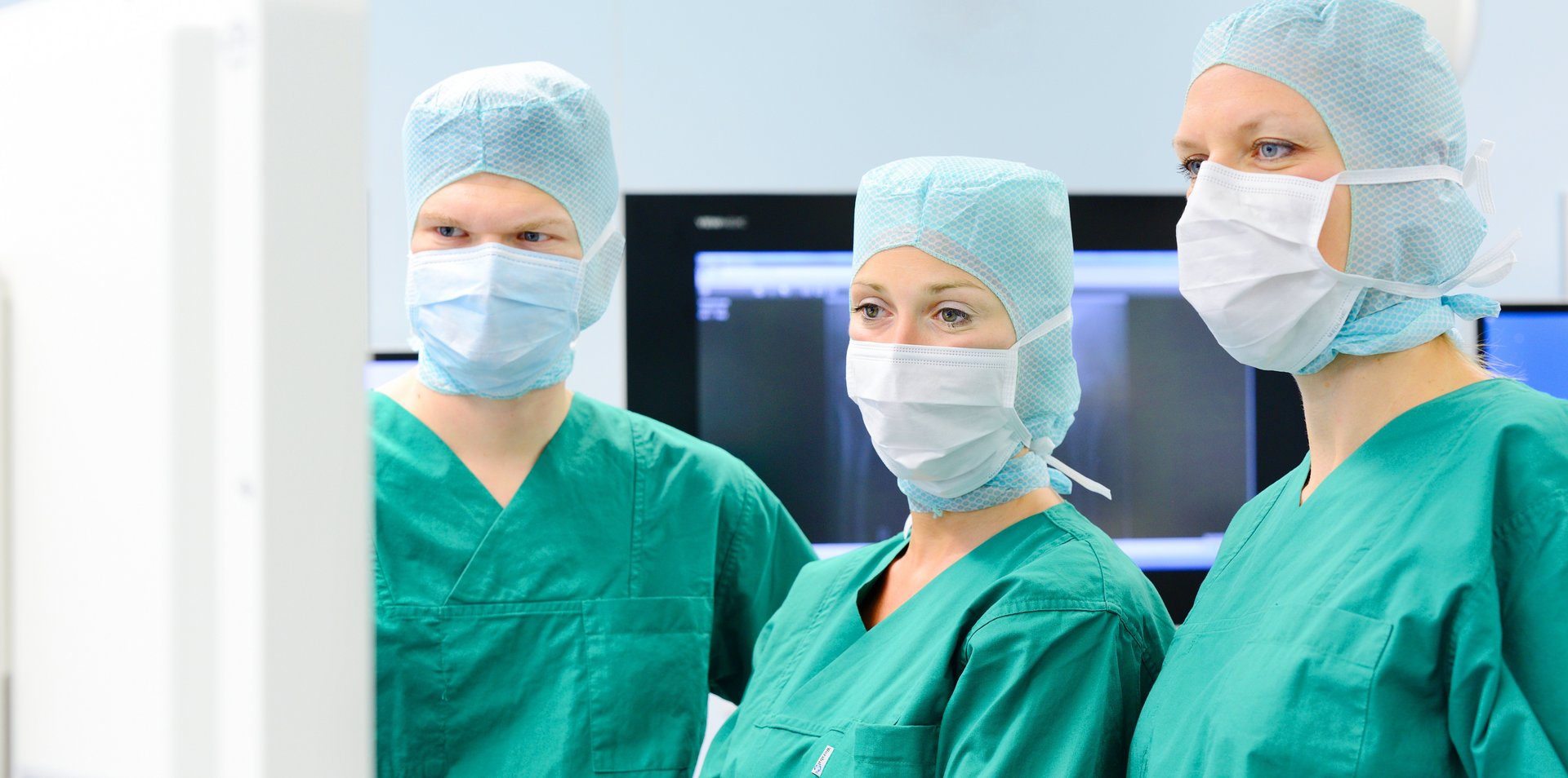 Ärzte und Pfelegepersonal im OP der Sana Kliniken Leipziger Land