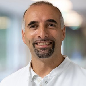 Porträtfoto Dr. med. Giovanni De Rosa, Leitender Arzt für Orthopädie und Unfallchirurgie, spezielle Unfallchirurgie, D-Arzt am Sana Klinikum Gerresheim