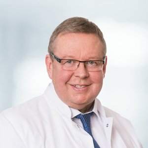 Portraitfoto von Privatdozent Dr. Andreas Schwarz, Chefarzt der Klinik für Allgemein- und Viszeralchirurgie und Leitung Darmzentrum am Sana Klinikum Landkreis Biberach