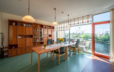 Ein gemütliches Wohnzimmer mit Essbereich für gemeinsame Mahlzeiten und Aktivitäten.
