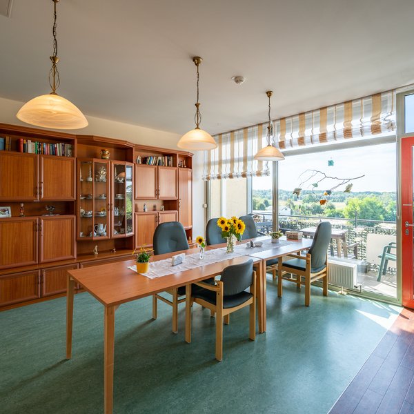 Ein gemütliches Wohnzimmer mit Essbereich für gemeinsame Mahlzeiten und Aktivitäten.