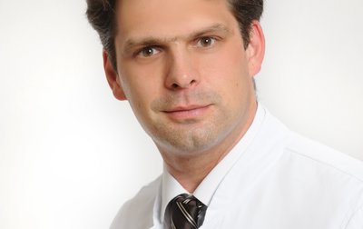 Porträt von Priv.-Doz. Dr. med. Zsolt Sziklavari, Chefarzt für Thoraxchirurgie am Klinikum Coburg der Sana Kliniken Oberfranken.