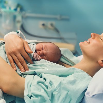 Sana Newsletter Benrath 2026 - glückliche Mutter mit ihrem Neugeborenen