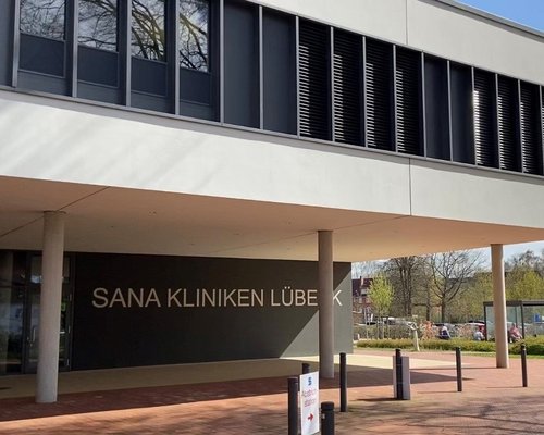 Auf diesem Bild ist die Außenansicht der Sana Kliniken Lübeck zu sehen