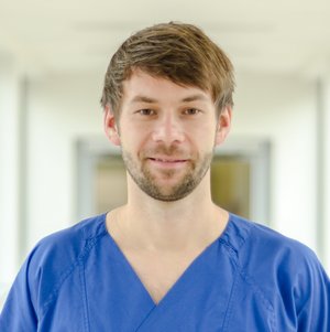 Porträtfoto von Dr. med. Matthias Reiche, Oberarzt der Klinik für Anästhesie, Intensivmedizin, Schmerztherapie und Palliativmedizin im Sana Klinikum Borna