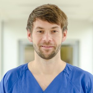 Porträtfoto von Dr. med. Matthias Reiche, Oberarzt der Klinik für Anästhesie, Intensivmedizin, Schmerztherapie und Palliativmedizin im Sana Klinikum Borna