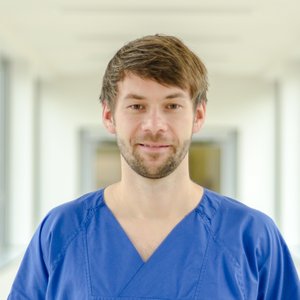 Porträtfoto von Dr. med. Matthias Reiche, Oberarzt der Klinik für Anästhesie, Intensivmedizin, Schmerztherapie und Palliativmedizin im Sana Klinikum Borna
