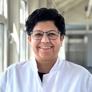 Porträt von Dr. med. Josivania Maria Pereira da Silva, Oberärztin der Klinik für Kinder und Jugendliche, Fachärztin für Kinder- und Jugendmedizin