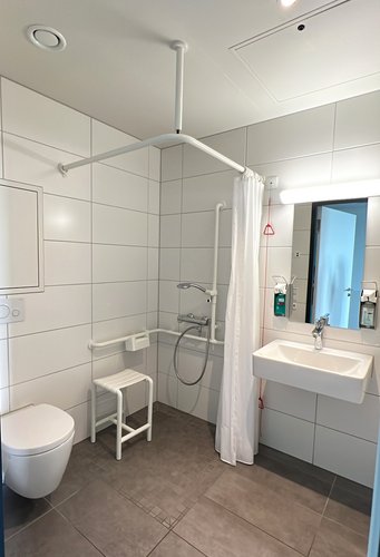 Badezimmer eines Patientenzimmers im Geburtszentrum Biberach 