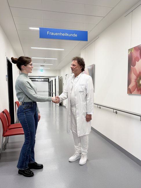 Empfang Patientin Frauenklinik Dr. Steffen Fritz empfängt eine Patientin in der Frauenklinik und schüttelt ihr die Hand