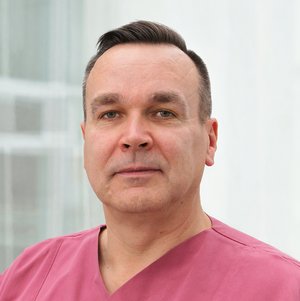 Porträtfoto des Leiters der Physiotherapie im Sana-Krankenhaus Rügen 