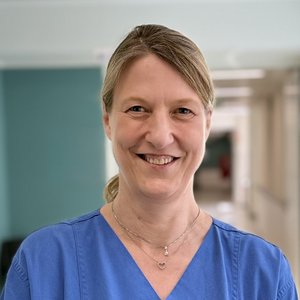 Porträtfoto von Dr. Juliane Frank, Oberärztin der Klinik für Neonatologie und Pädiatrie der Regio Kliniken