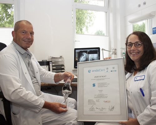 Chefarzt Etienne Bart und Oberärztin Janine Kirst sind zertifizierte Kniechirurgen und Hauptoperateure im Endoprothetikzentrum des Sana-Krankenhauses Hürth. (Foto: Stefan Mülders)