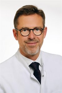 Priv.-Doz. Dr. med. Georg Breuer Porträt von Priv.-Doz. Dr. med. Georg Breuer, Chefarzt für Anästhesiologie und Intensivmedizin am Klinikum Coburg der Sana Kliniken Oberfranken.
