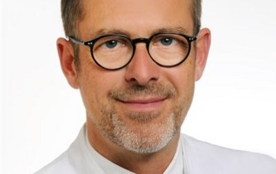 Porträt von Priv.-Doz. Dr. med. Georg Breuer, Chefarzt für Anästhesiologie und Intensivmedizin am Klinikum Coburg der Sana Kliniken Oberfranken. 