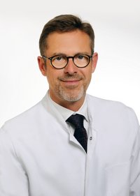 Priv.-Doz. Dr. med. Georg Breuer Porträt von Priv.-Doz. Dr. med. Georg Breuer, Chefarzt für Anästhesiologie und Intensivmedizin am Klinikum Coburg der Sana Kliniken Oberfranken.