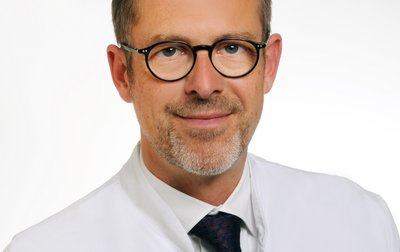 Porträt von Priv.-Doz. Dr. med. Georg Breuer, Chefarzt für Anästhesiologie und Intensivmedizin am Klinikum Coburg der Sana Kliniken Oberfranken. 