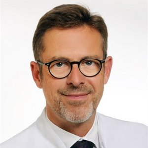 Porträt von Priv.-Doz. Dr. med. Georg Breuer, Chefarzt für Anästhesiologie und Intensivmedizin am Klinikum Coburg der Sana Kliniken Oberfranken. 
