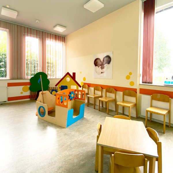 Helles Wartezimmer der Praxis für Kinder- und Jugendmedizin mit Spielbereich für Kinder.