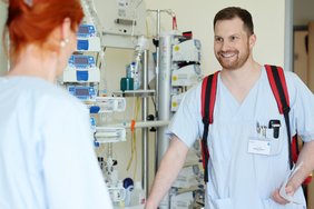 Arzt und Kollegin im Patientenzimmer der Intensivstation