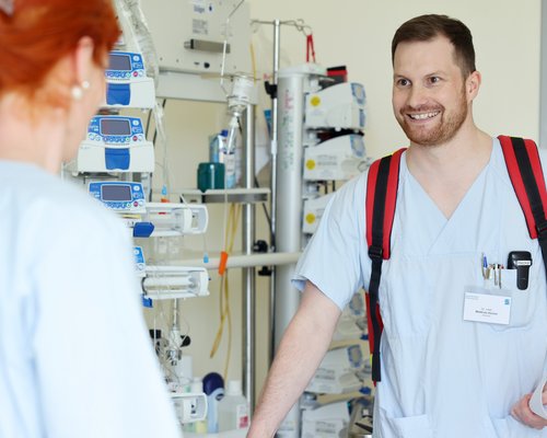 Arzt und Kollegin im Patientenzimmer der Intensivstation