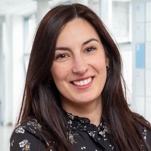 Porträtfoto von Sara Sanchez-Caballero, Chefarztsekretärin der Klinik für Gynäkologie der Regio Kliniken