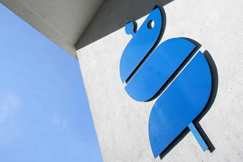 Das Logo der Sana Kliniken AG an einer Fassade.