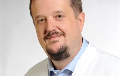 Porträt von Dr. med. Steffen Schnupp, Chefarzt für Innere Medizin und Kardiologie am Klinikum Coburg der Sana Kliniken Oberfranken.
