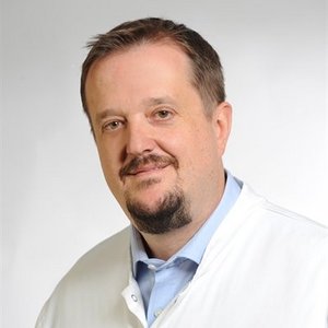 Porträt von Dr. med. Steffen Schnupp, Chefarzt für Innere Medizin und Kardiologie am Klinikum Coburg der Sana Kliniken Oberfranken.