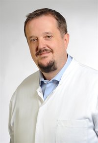 Dr. med. Steffen Schnupp Porträt von Dr. med. Steffen Schnupp, Chefarzt für Innere Medizin und Kardiologie am Klinikum Coburg der Sana Kliniken Oberfranken.